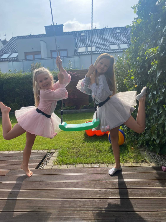 Tüllrock mit Pompons und Pailletten